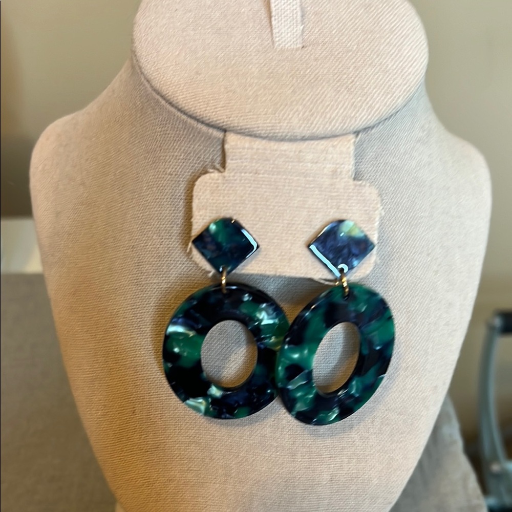 Emerald Tortoiseshell Oval Drop Earrings | Statement Dangle Earrings - Picture 3 of 5